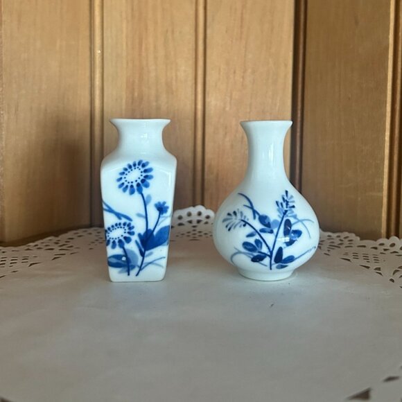 Vintage Miniature Blue & White Ceramic Vases Floral Pattern Small Bud Vase China - Picture 1 of 6